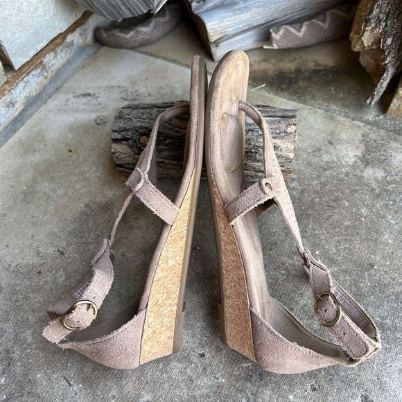 Koolaburra by Ugg Briona wedge sandal in taupe perforated suede Sz-7.5. J - Picture 7 of 11